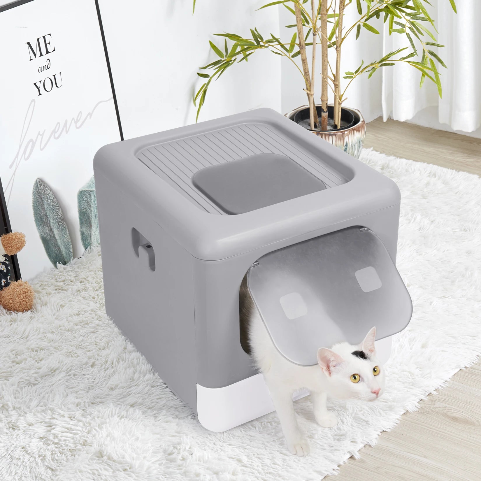 Spacious foldable cat litter tray with included scoop for quick clean up.