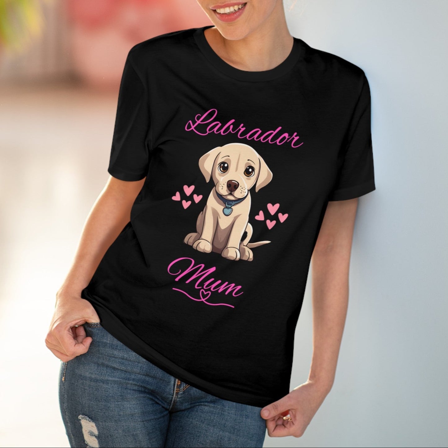 "LABRADOR MUM" t-shirt black featuring a model