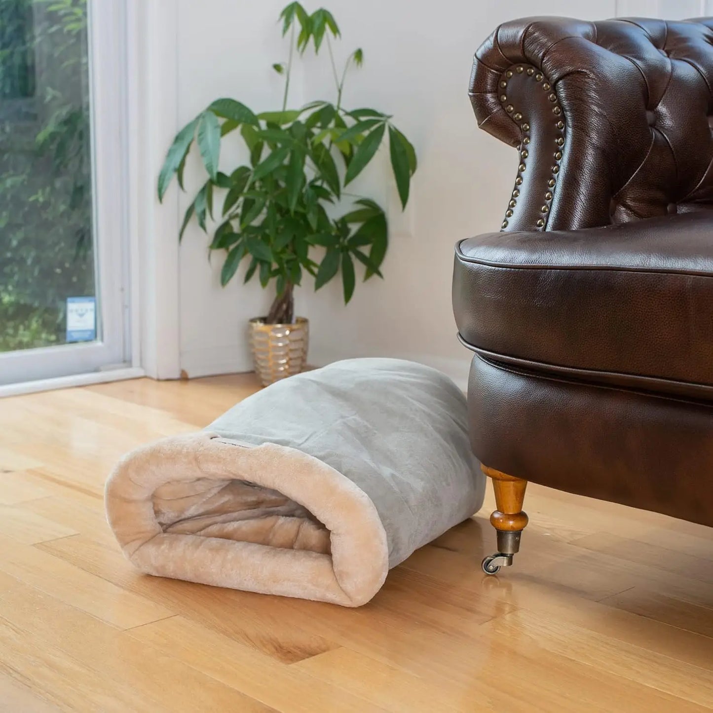 Cozy cat nest with wrap-around design, ideal for autumn and winter